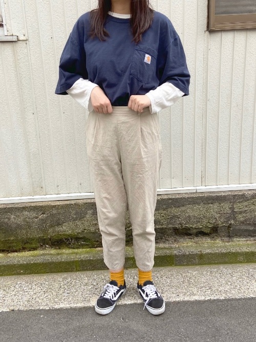 定番 ネイビーtシャツの人気レディースコーデ18選 一枚でも決まる着こなし特集 Lamire ラミレ