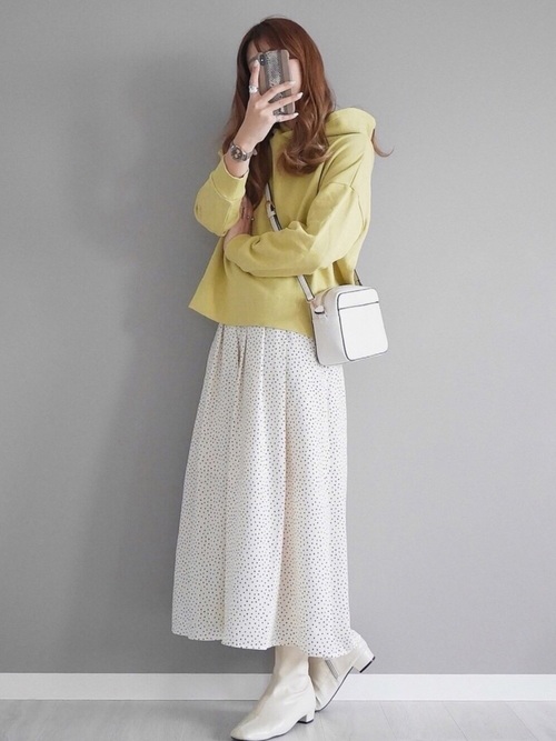 人気レディース黄色パーカーコーデ18選 最新トレンドを大人かわいく着こなそう Lamire ラミレ