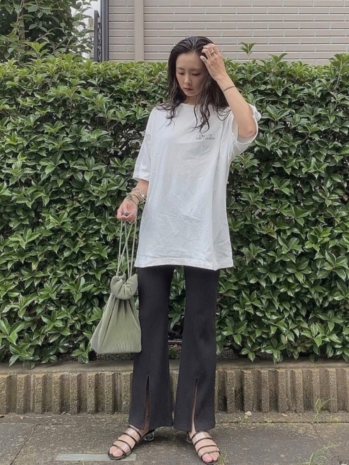 TシャツとパンツとZARAのサンダルを着用した女性