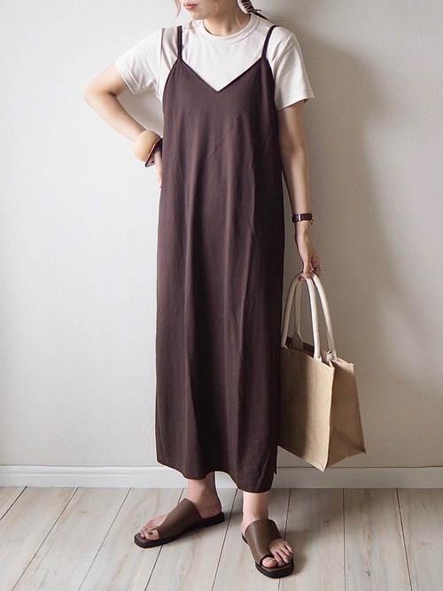 GUのワンピースを着る女性