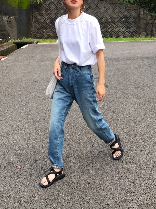 デニムに白いTシャツのシンプルなコーデ