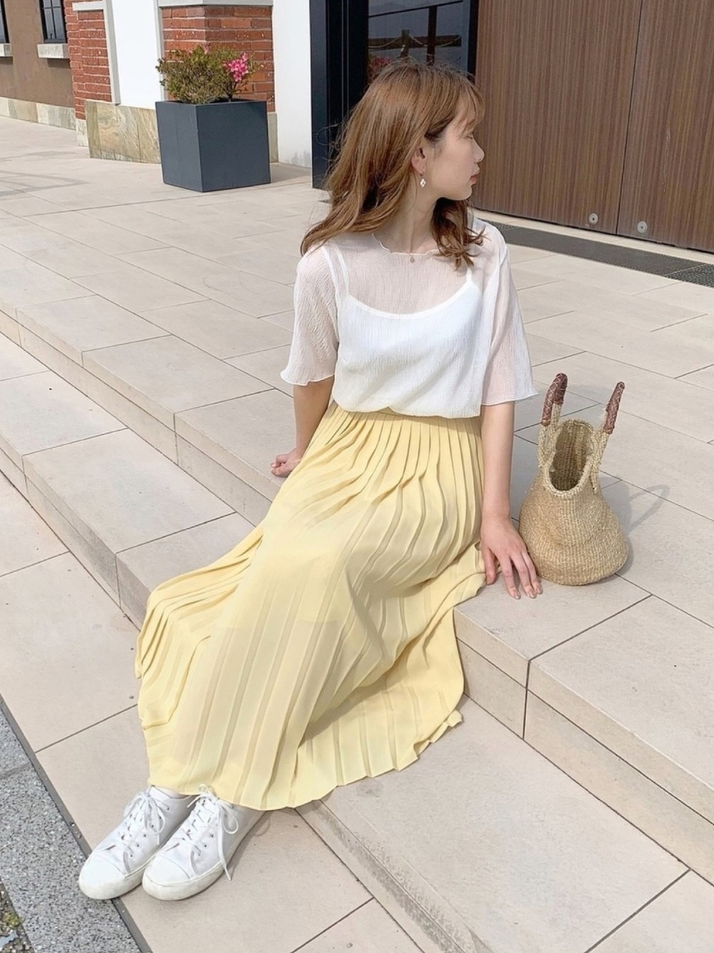ホワイトのシャツとユニクロのイエローのプリーツスカートを着たコーデ