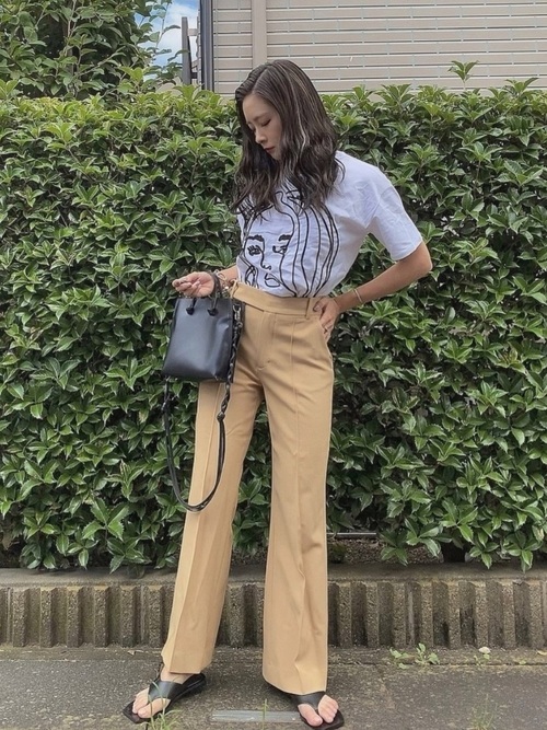 Tシャツにパンツ姿の女性