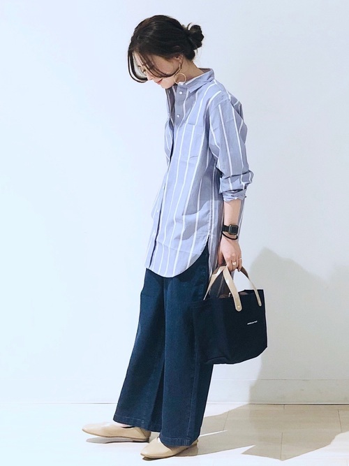 紺のパンツのおすすめコーデ選 オンオフ使える定番アイテムの着こなし方を紹介 Lamire ラミレ