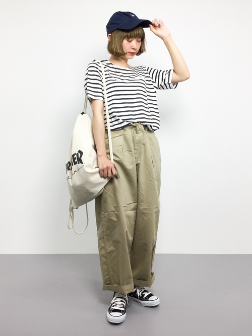 ボーダー半袖Tシャツにベージュワイドパンツを履いた女性