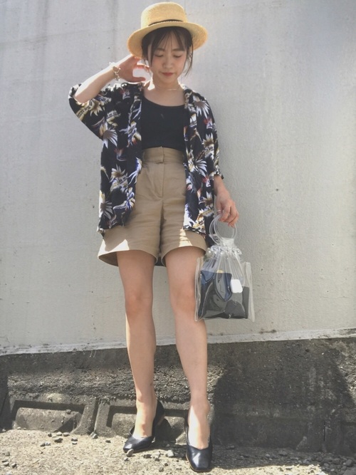 夏のアロハシャツレディースコーデおすすめ選 季節を感じる着こなしで夏らしく Lamire ラミレ