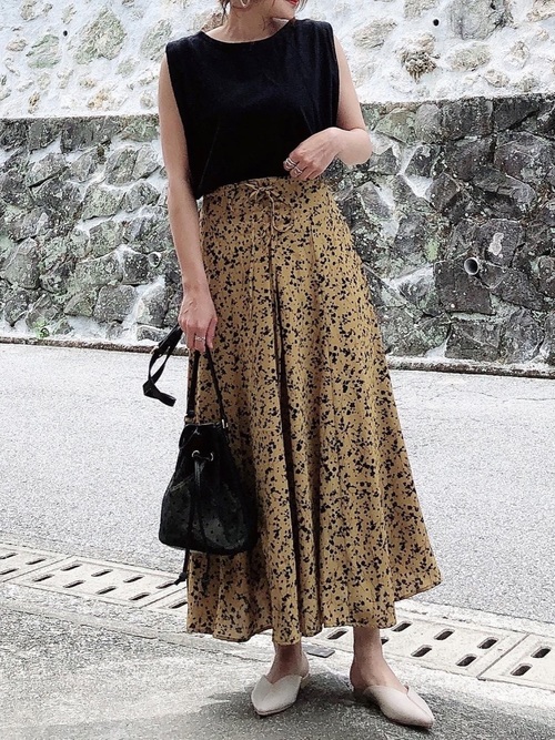 マスタードスカートの人気レディースコーデ選 華やぎが増すトレンドのコーデを紹介 Lamire ラミレ