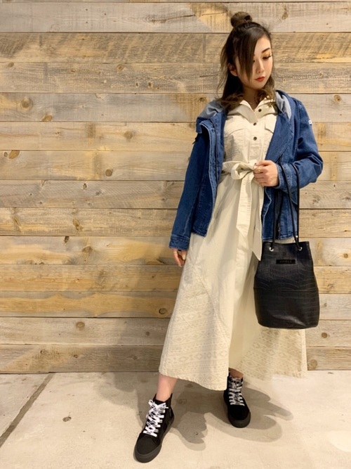 デニムパーカーのおすすめレディースコーデ15選 カジュアルでおしゃれな着こなし術 Lamire ラミレ