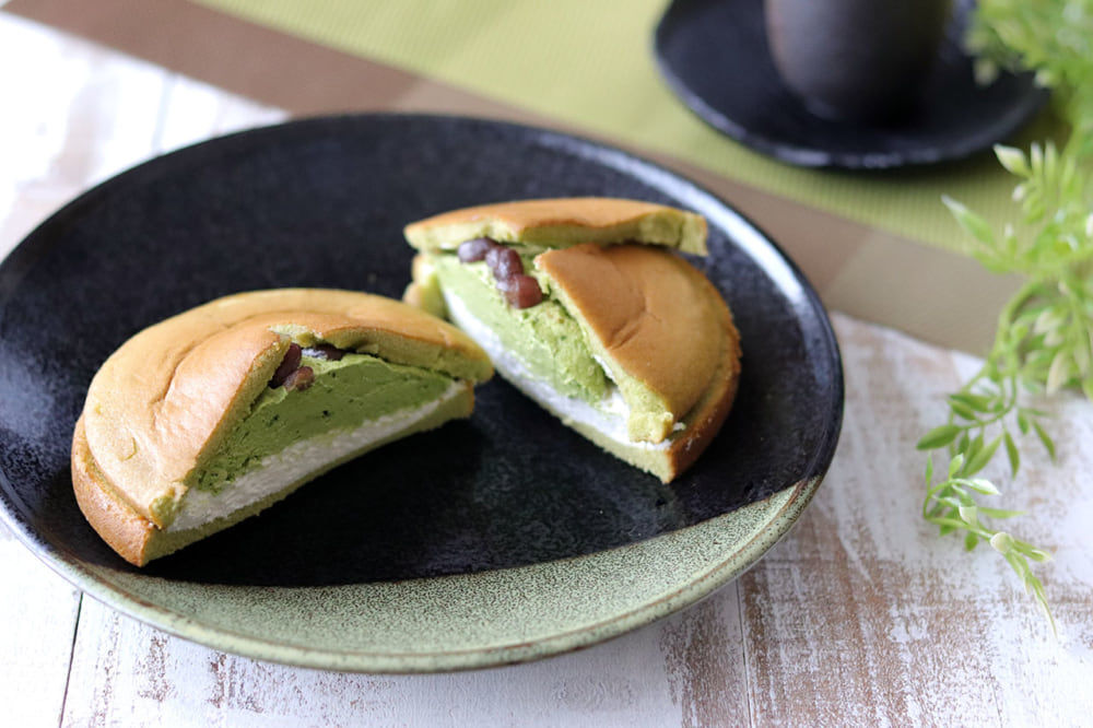 ファミマ ダブルクリームサンド 抹茶&ホイップクリーム お皿に乗せて