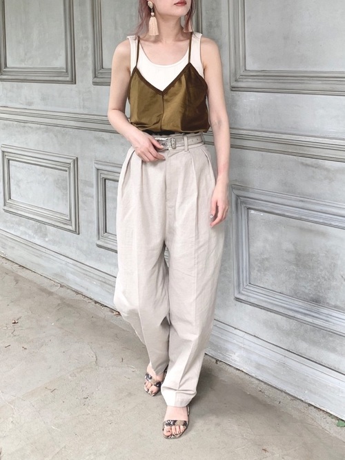 ZARAのキャミにベージュのパンツのコーデ