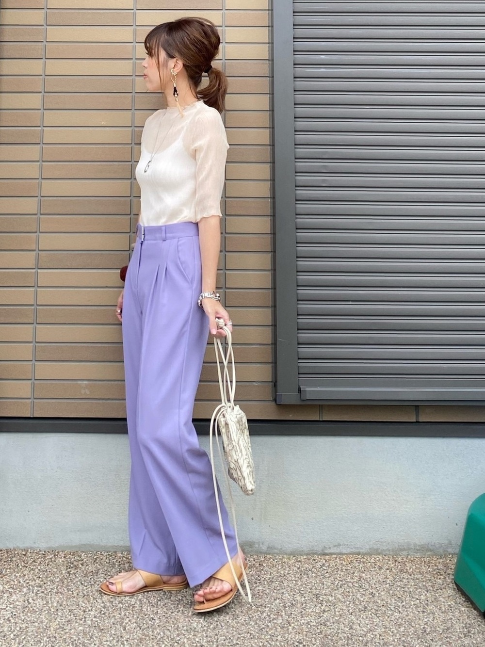 シアートップスとキレイめボトムスの夏のデート服