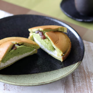 ファミマ ダブルクリームサンド 抹茶＆ホイップクリーム お皿に乗せて