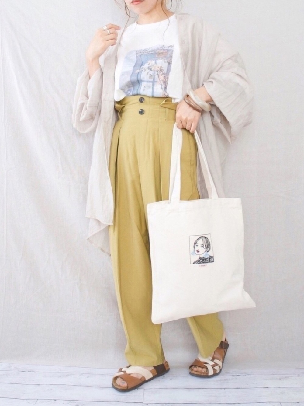 シアーシャツにTシャツときいろのパンツのコーデ