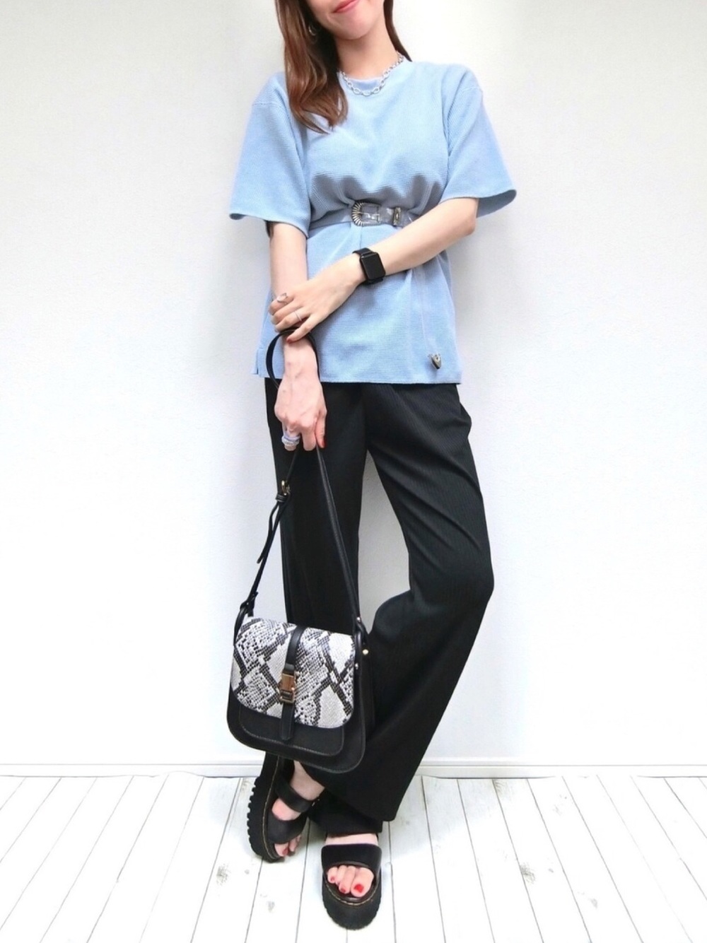 ブルーのTシャツに黒のパンツと2ベルトサンダルのコーデ