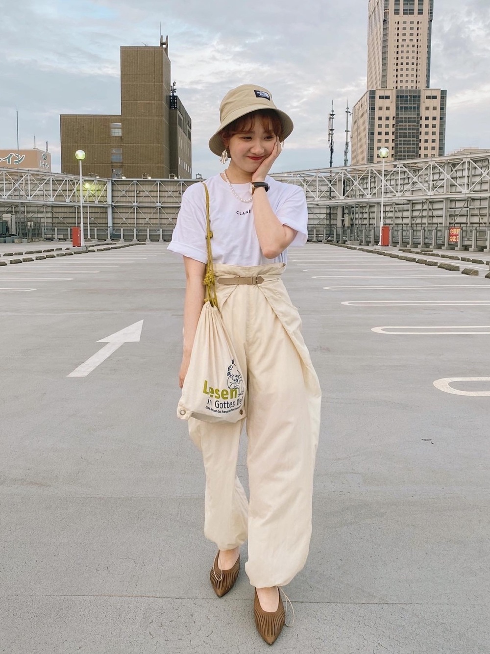 白Tシャツに白パンツのコーデ