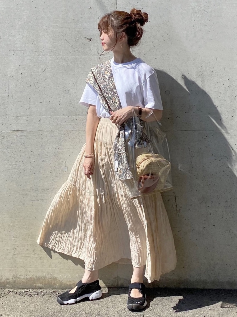 ユニクロのプリーツロングスカートと白Tシャツに柄シャツを巻いているコーデ
