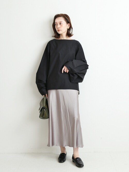 ボートネックビックシルエットシャツにグレー系スカートを履いた女性