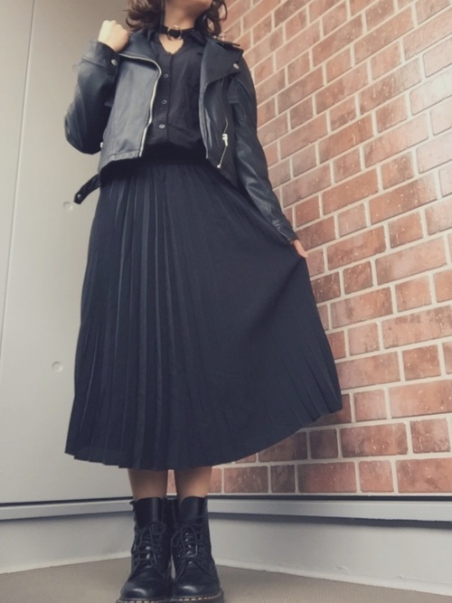 黒yシャツの人気おすすめレディースコーデ19選 大人魅力を引き出す着こなし術 Lamire ラミレ