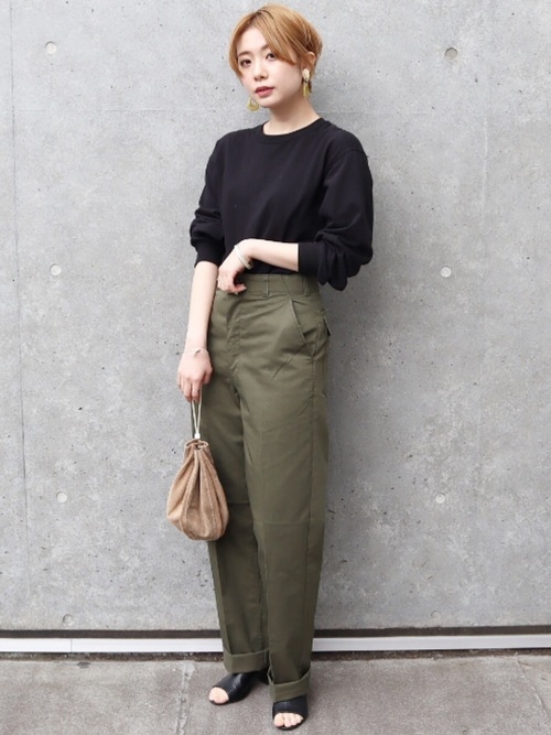 黒クルーネックロンTとカーキミリタリーパンツと巾着バッグの夏コーデの女性