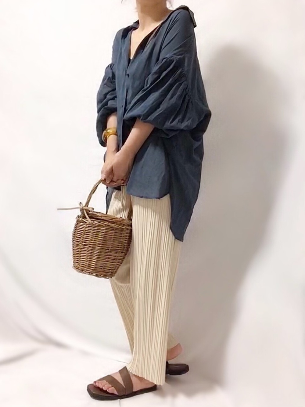 シャツに白のパンツのコーデ