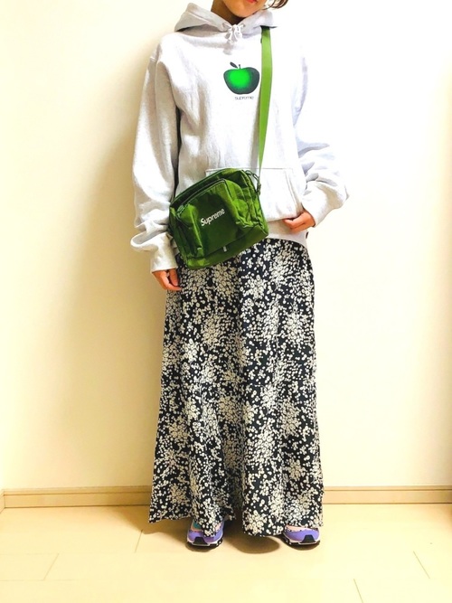 シュプリームのおすすめパーカーコーデ18選 クールで大人かわいい着こなし術を特集 Lamire ラミレ