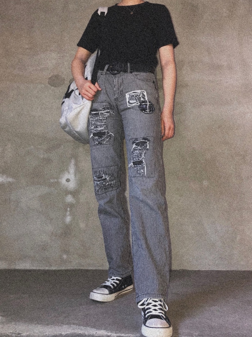黒のTシャツにデニムパンツのコーデ