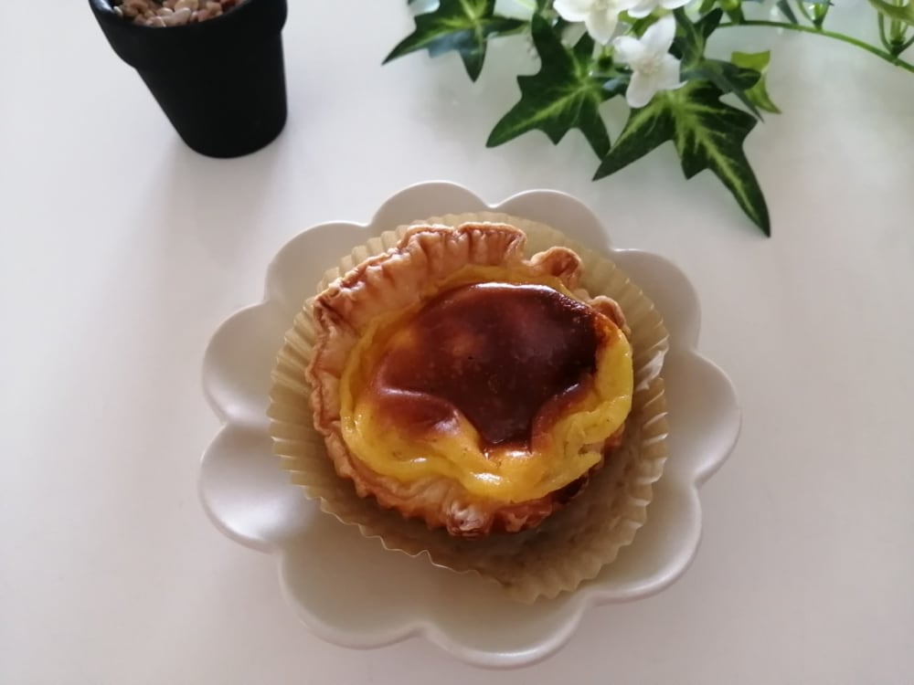 ローソンエッグタルト袋から出したところ