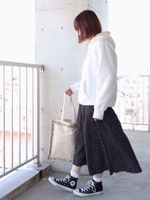 パーカーのレディース春コーデ人気おすすめ選 大人かわいいきれいめ着こなし術 Lamire ラミレ