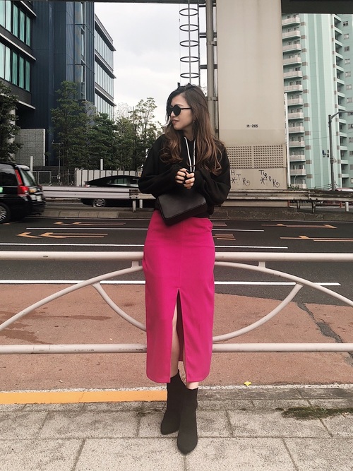 濃いピンクスカートの人気レディースコーデ選 甘辛mixな大人女子の着こなし術 Lamire ラミレ 濃いピンクスカートの人気レディースコーデ選 甘辛mixな大人女子の着こなし術 Lamire ラミレ