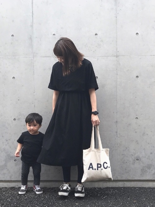 GUのブラックワンピースとブラックスニーカーとホワイトトートバッグの夏コーデの女性