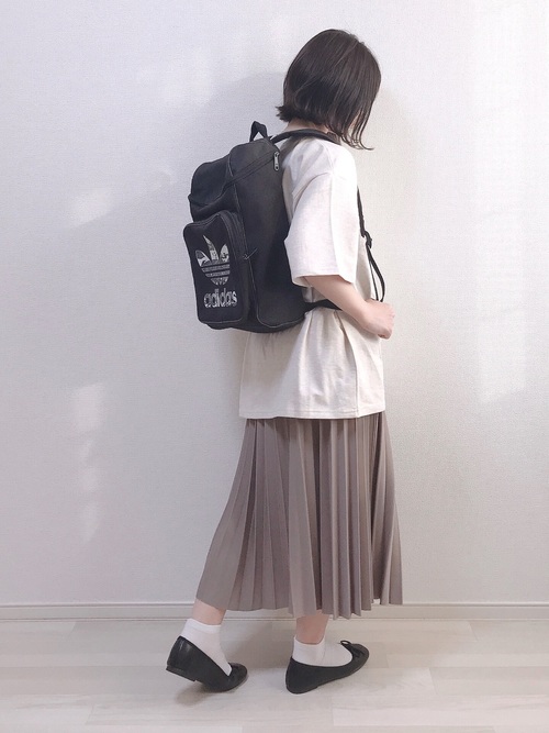 アディダスリュックの人気レディースコーデ選 大人女性のカジュアルコーデを特集 Lamire ラミレ