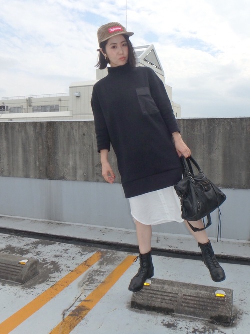 シュプリームのキャップの人気レディースコーデ15選 定番からトレンドまでを特集 Lamire ラミレ