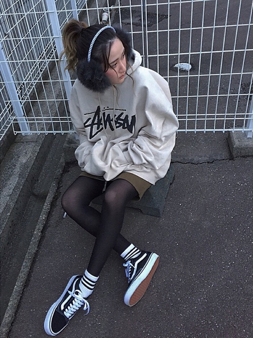 Stussy ステューシー のパーカーレディースコーデ15選 大人のラフコーデ術 Lamire ラミレ