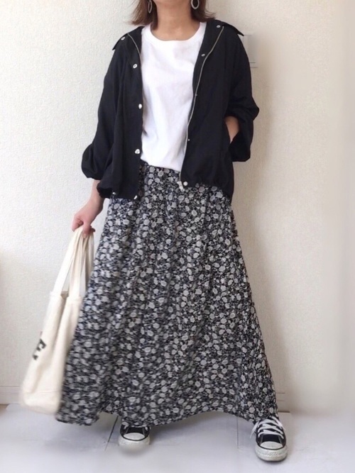 黒のコーチジャケットの人気レディースコーデ選 春秋のおしゃれな着こなし特集 Lamire ラミレ