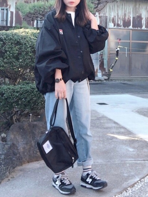 黒のコーチジャケットの人気レディースコーデ選 春秋のおしゃれな着こなし特集 Lamire ラミレ