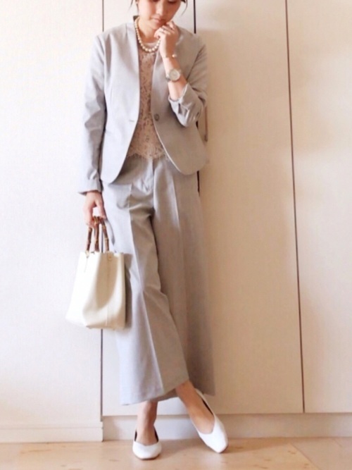 結婚式のスーツコーデおすすめ選 普段使いできるスーツを華やかに着回すコーデ術 Lamire ラミレ