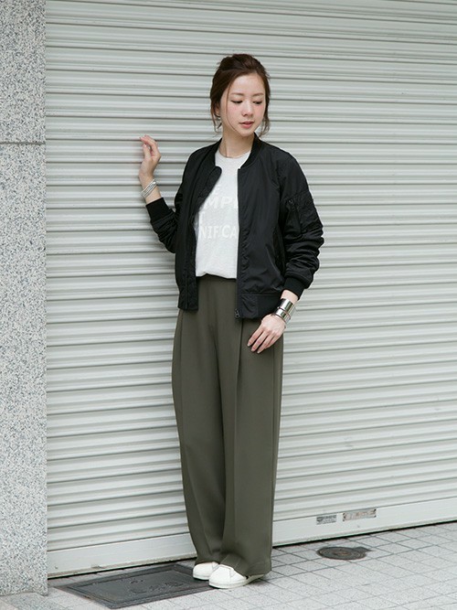 ボンバージャケットの人気レディースコーデ15選 カッコかわいい着こなしを大紹介 Lamire ラミレ