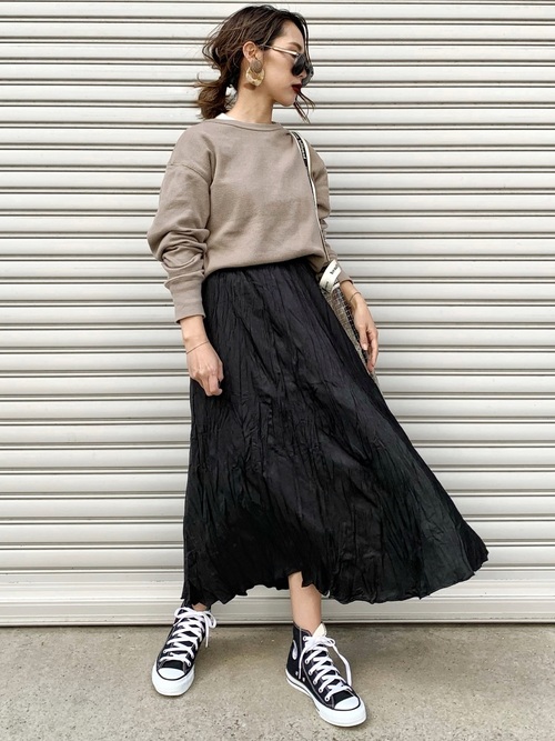 黒プリーツスカートの人気レディースコーデ19選 季節別に大人の上品な着回し特集 Lamire ラミレ