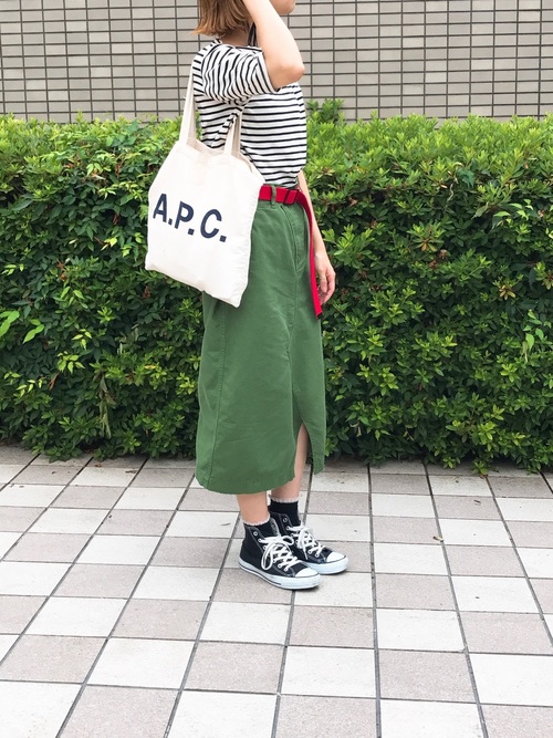 赤ベルトコーデの人気おすすめレディース15選 センスアップなお手本スタイルを紹介 Lamire ラミレ