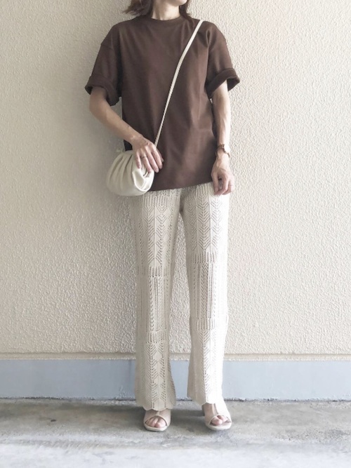 ディテールが印象的なパンツと柔らかなブラウンの無地Tシャツを合わせる大人コーデ
