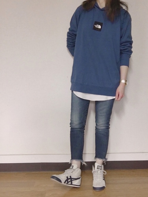 紺パーカーの人気レディースコーデ選 大人女子にしっくり決まるデイリーコーデ術 Lamire ラミレ