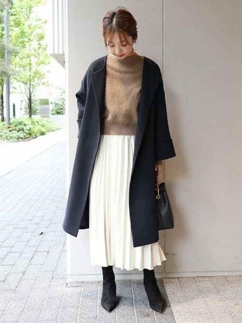 白フレアスカートのおすすめ大人かわいいコーデ選 季節別きれいめ着こなしを紹介 Lamire ラミレ