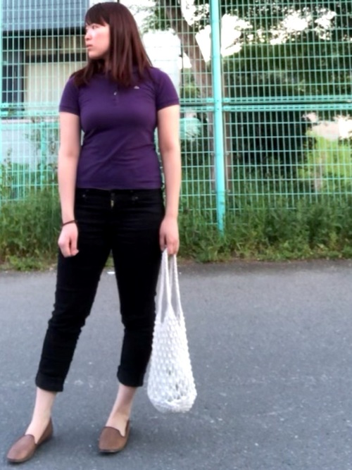 ラコステのポロシャツの人気レディースコーデ15選 定番アイテムで個性を見せるコーデ Lamire ラミレ