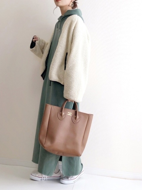 モコモコ白アウター人気コーデ選 ボリュームアウターをスッキリ着こなすコーデ術 Lamire ラミレ