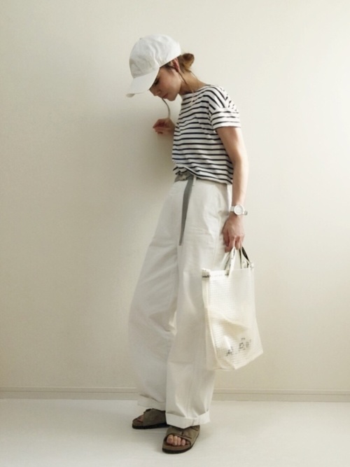 白キャップおすすめレディースコーデ選 ぬけ感を演出できる大人のコーデ術特集 Lamire ラミレ