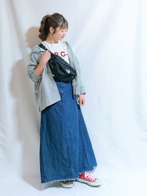 春のレディースグレーパーカーコーデおすすめ13選 ふんわり大人かわいい着こなし術 Lamire ラミレ