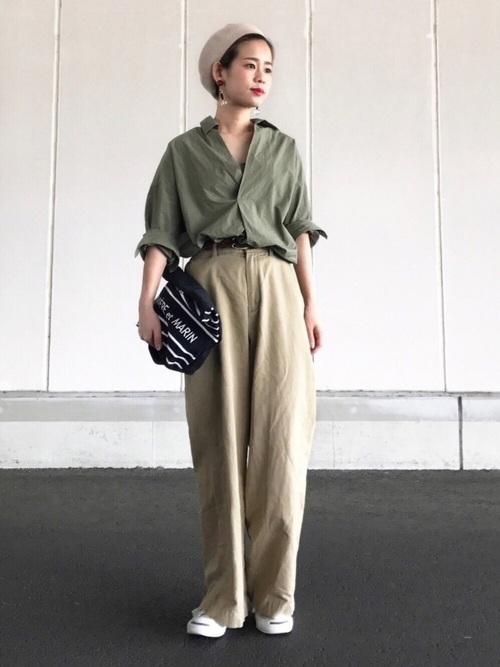 タイプライタービッグシャツとチノワイドパンツにサーモベレーを履いた女性