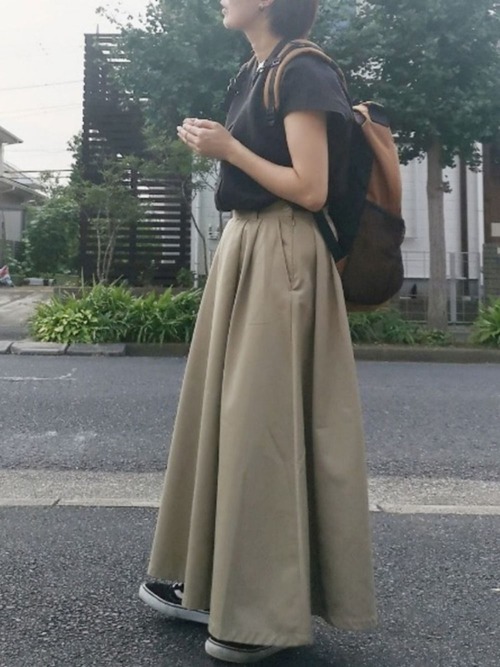 リネンフレンチシャツにツイルタックフレアスカートを履いた女性