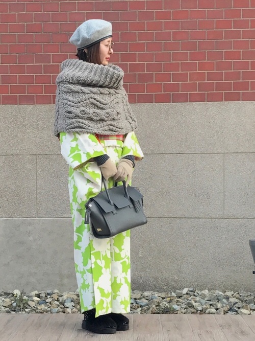グレーベレー帽とグレーニットスヌードに黄緑地白花柄小紋を合わせた女性