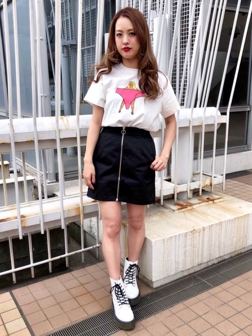 プニュズpantiesTシャツと黒ジッパータイトスカートと白レースアップブーツのコーデの女性